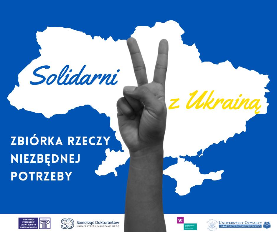 Plakat promujący zbiórkę rzeczy niezbędnej potrzeby: Solidarni z Ukrainą. Na grafice widać kontur mapy Ukrainy oraz dłoń z palcami ułożonymi w znak Victorii.