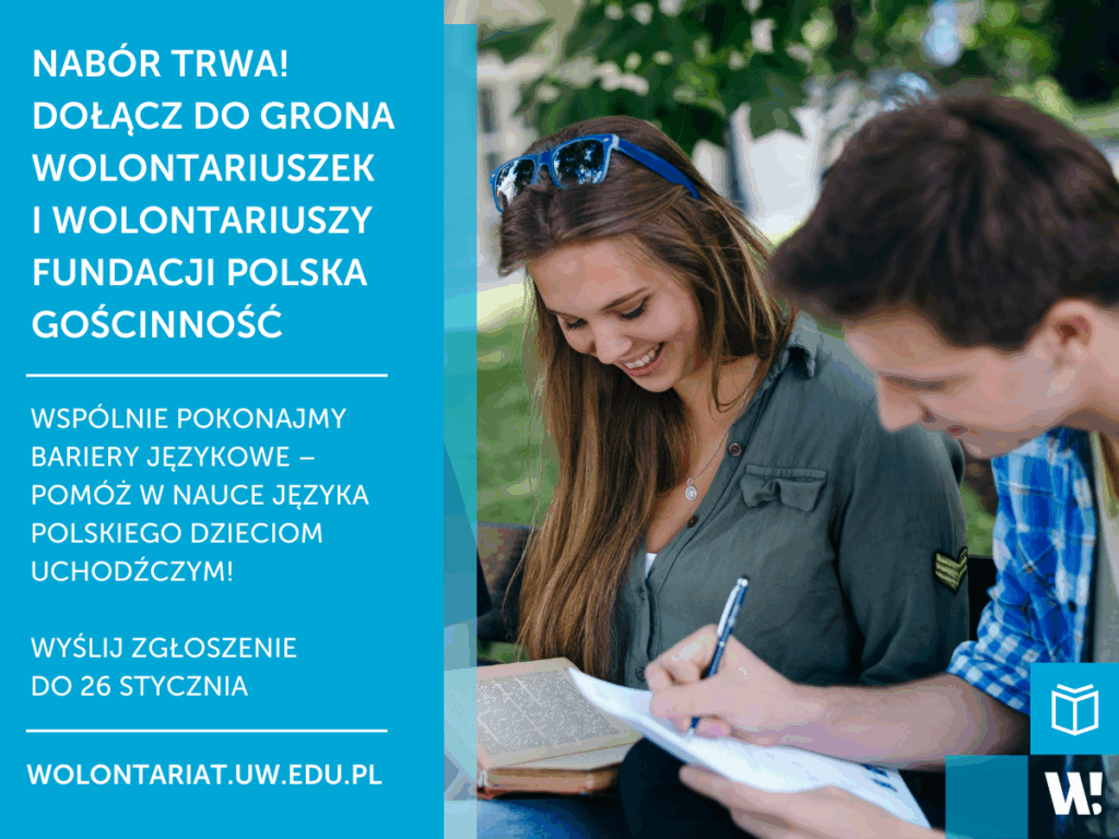 Grafika promująca nabór wolontariuszy dla Fundacji Polska Gościnność ze zdjęciem uśmiechniętej studentki i studenta czytających wspólnie książkę i robiących notatki. Informacje z grafiki znajdują się w treści ogłoszenia.