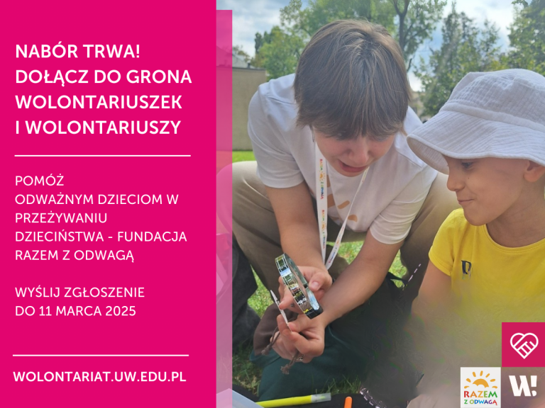 Grafika promująca nabór wolontariuszy dla Fundacji Razem z Odwagą ze zdjęciem wolontariuszki pokazującej dziecku coś na dworze za pomocą lupy. Informacje z grafiki znajdują się w treści ogłoszenia.