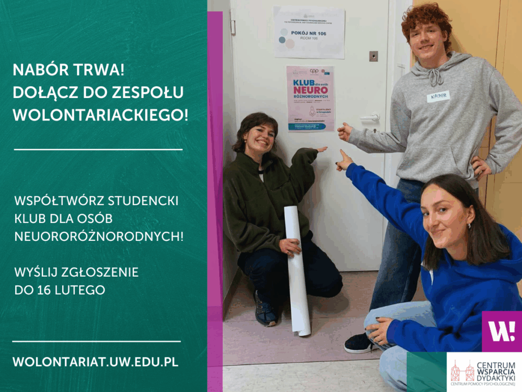 Grafika promująca nabór wolontariuszy do Klubu dla osób neuroróżnorodnych ze zdjęciem dwóch uśmiechniętych wolontariuszek i wolontariusza pokazujących na drzwi z plakatem Klubu. Informacje z grafiki znajdują się w treści ogłoszenia.