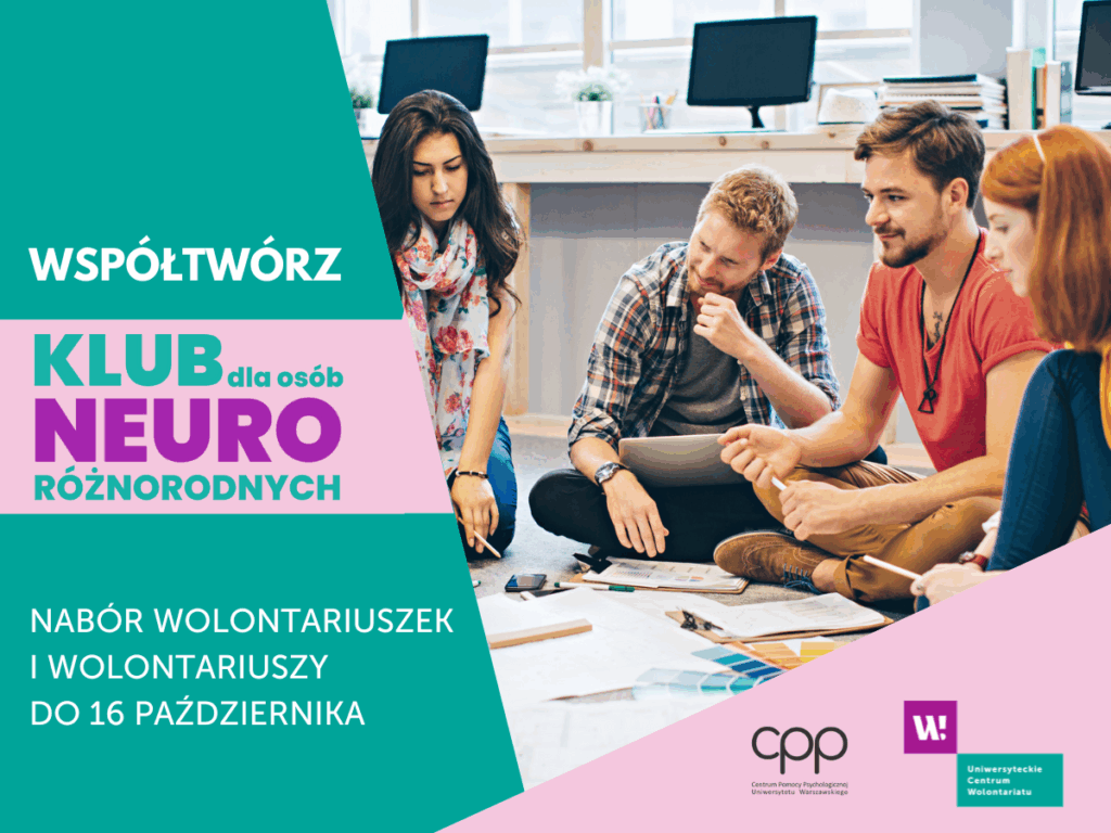 Grafika promująca nabór wolontariuszy do Klubu dla osób neuroróżnorodnych ze zdjęciem czterech młodych osób siedzących na podłodze podczas burzy mózgów lub wspólnego rozwiązywania zadania. Informacje z grafiki znajdują się w treści ogłoszenia.