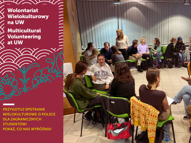 Grafika promująca nabór wolontariuszy na Spotkania Wielokulturowe o Polsce ze zdjęciem sali pełnej studentek i studentów rozmawiających ze sobą podczas warsztatów. Informacje z grafiki znajdują się w treści ogłoszenia.