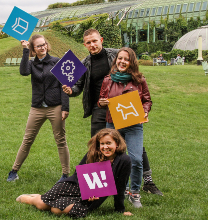 Zdjęcie grupowe wolontariuszy UCW na tel BUW-u